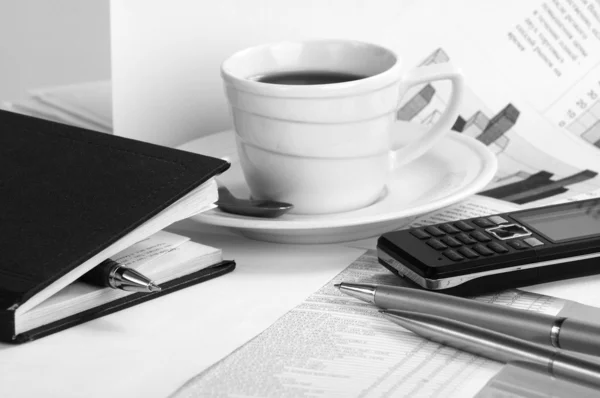 Kopp kaffe på en morgon papper affärsnyheter — Stockfoto