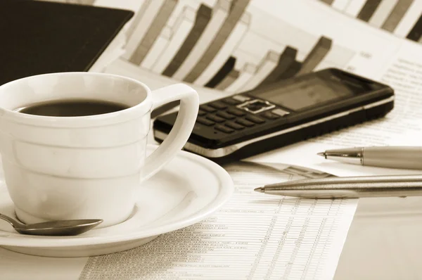 Café taza en un periódico matutino noticias de negocios —  Fotos de Stock
