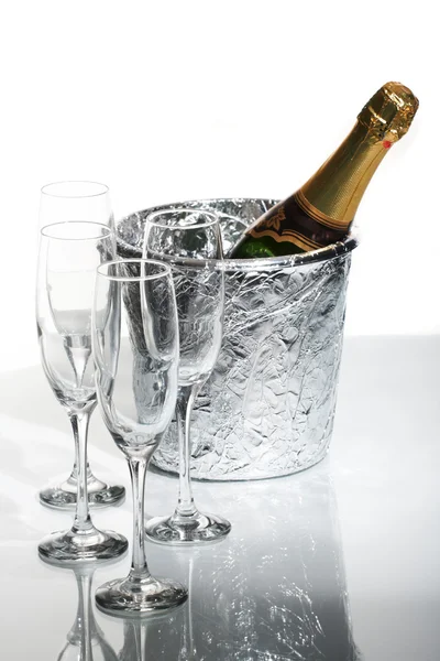 Флейты шампанского и ведро со льдом — стоковое фото