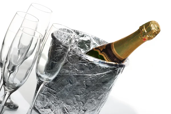 Flautas de champán y cubo de hielo —  Fotos de Stock