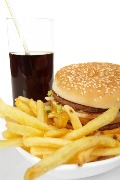 Comida de hamburguesa servida con papas fritas y soda de cerca —  Fotos de Stock