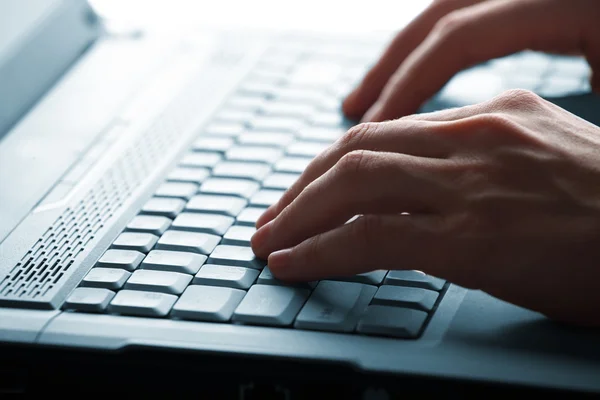 Manos masculinas escribiendo en un portátil — Foto de Stock