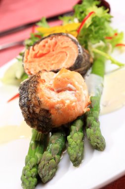 Biberiye kavrulmuş kuşkonmaz ile Somon