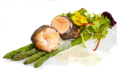 Biberiye kavrulmuş kuşkonmaz ile Somon