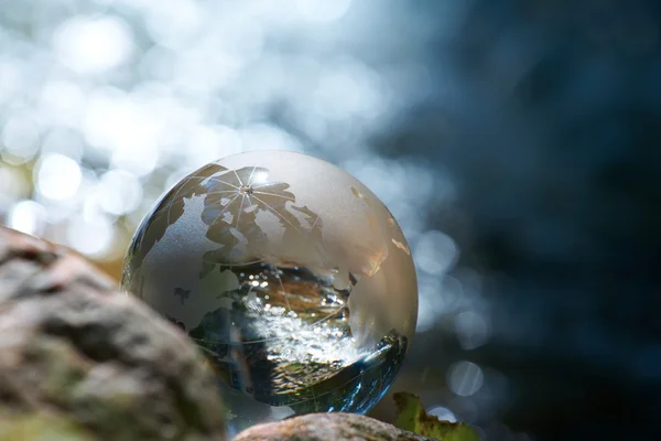 Strumień wody, globe, ekologia — Zdjęcie stockowe