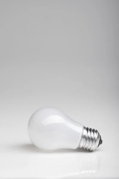 Bakgrund med glödlampa — Stockfoto
