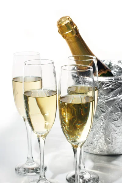 Flautas de champán y cubo de hielo —  Fotos de Stock