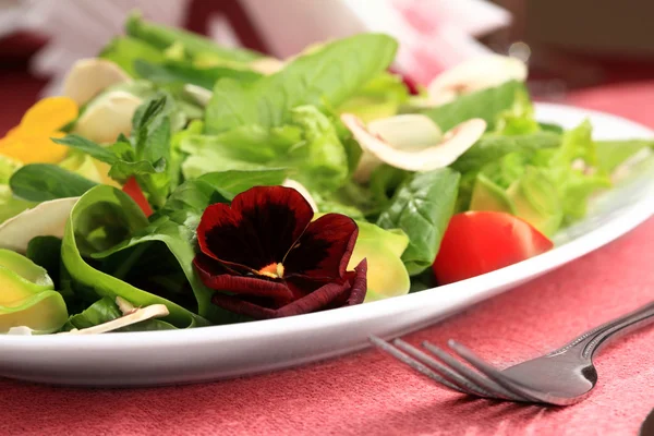 Салат с цветами — стоковое фото