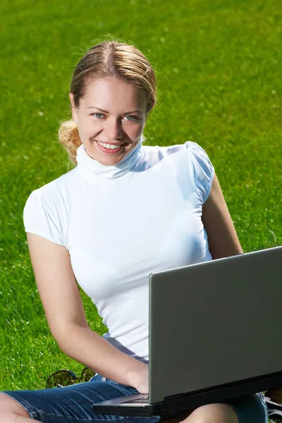 A lány laptop a zöld gyep — Stock Fotó