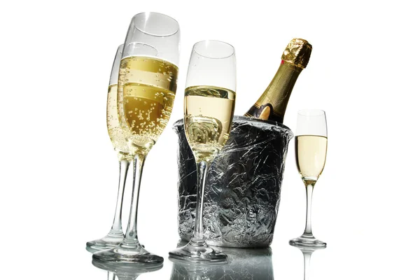 Флаєри шампанського та льодове відро — стокове фото