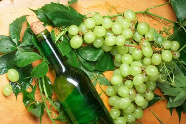Винний келих з пляшкою для дегустації вина — стокове фото