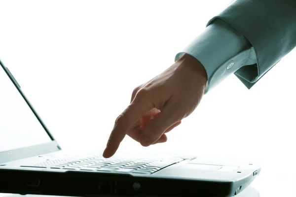 Yakın çekim çalışmaları sırasında bilgisayarın tuşlarına dokunarak el — Stok fotoğraf
