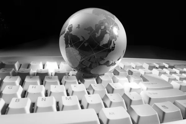 Globus und Tastatur — Stockfoto
