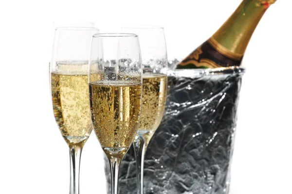 Flautas de champán y cubo de hielo — Foto de Stock