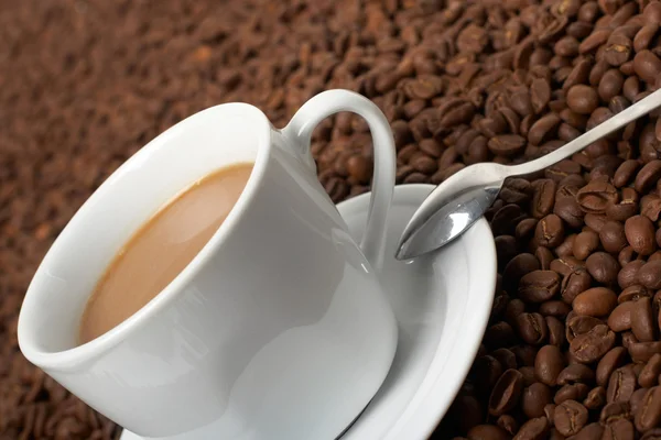 Кубок з кави, калькуляції кавові зерна — стокове фото