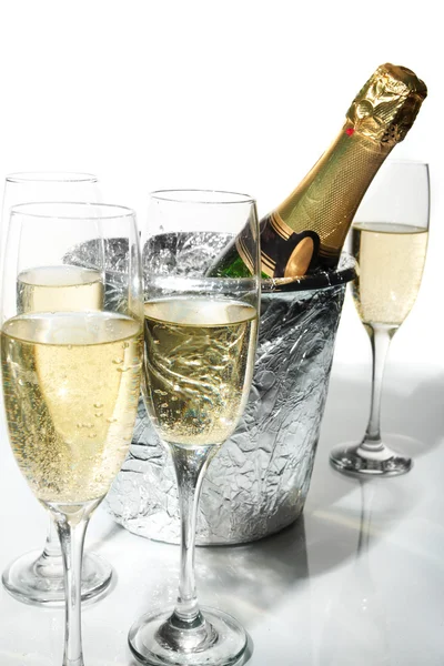 Flautas de champanhe e balde de gelo — Fotografia de Stock