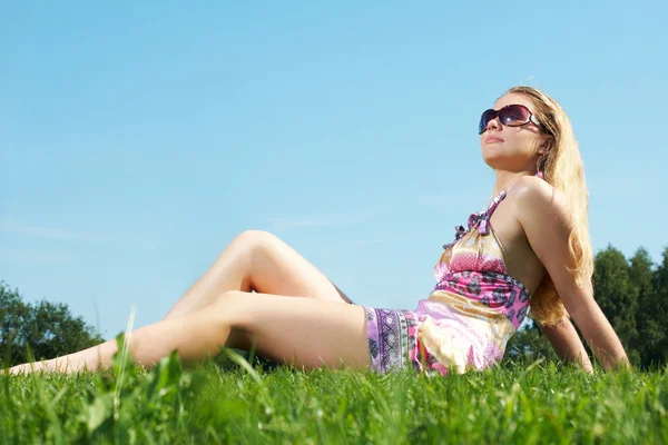 Het meisje op een groen gras — Stockfoto