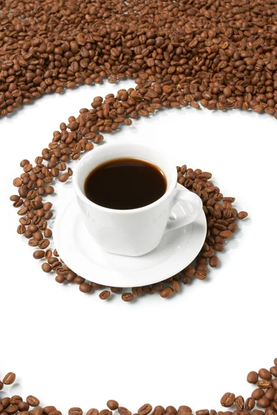 Beker met koffie, kost op koffie grain — Stockfoto