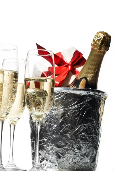 Champagnefløyter og isbøtte – stockfoto