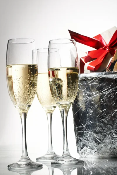 Champagnefløyter og isbøtte – stockfoto