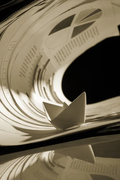 Концепція бізнесу, паперовий човен та документи цунамі — стокове фото