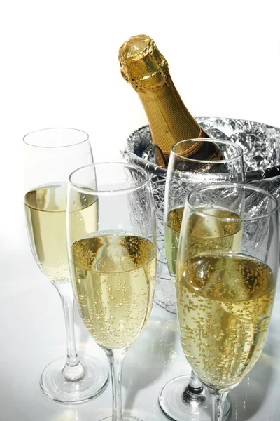 Флейты шампанского и ведро со льдом — стоковое фото