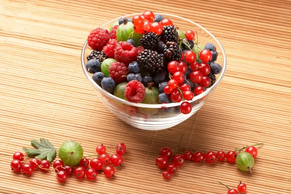 Frukt blandning i glasbehållaren, på ett bord från halm — Stockfoto