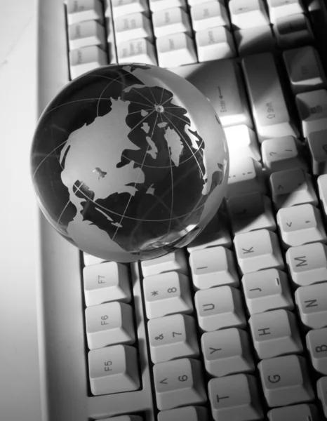 Globus und Tastatur — Stockfoto
