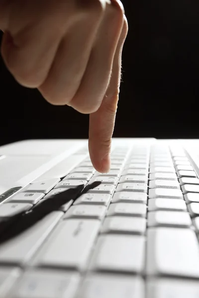 Männliche Hände tippen auf einem Laptop — Stockfoto