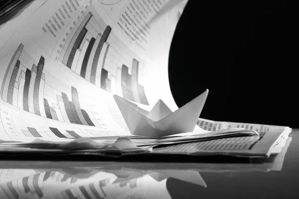 Koncepcja biznesowa, łodzi i tsunami dokumentów papierowych — Zdjęcie stockowe