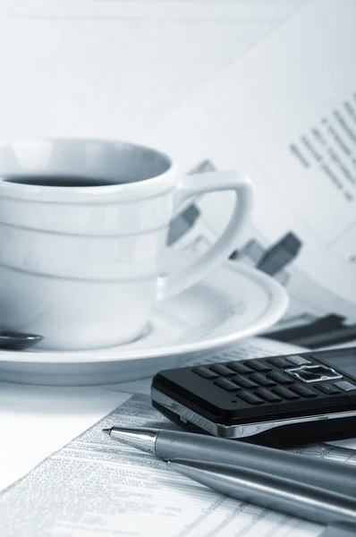 Tasse Kaffee auf einem morgendlichen Papier Wirtschaftsnachrichten — Stockfoto