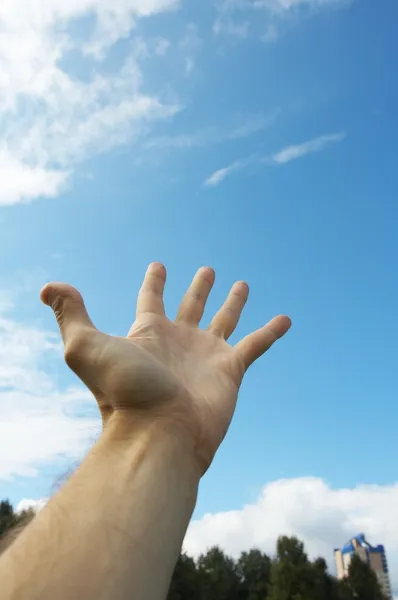 Mão estendida para o céu — Fotografia de Stock