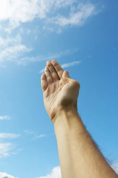 Hand gestrekt naar de hemel — Stockfoto