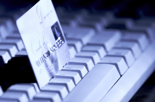 Кредитна картка готова для оплати на клавіатурі — стокове фото