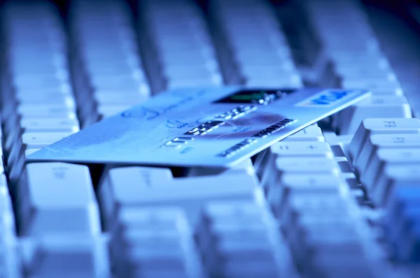 CreditCard redo för betalning på tangentbordet — Stockfoto