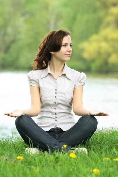 Jeune femme faisant de la méditation — Photo