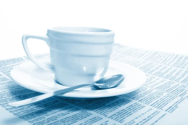 Café tasse sur un journal du matin nouvelles d'affaires — Photo