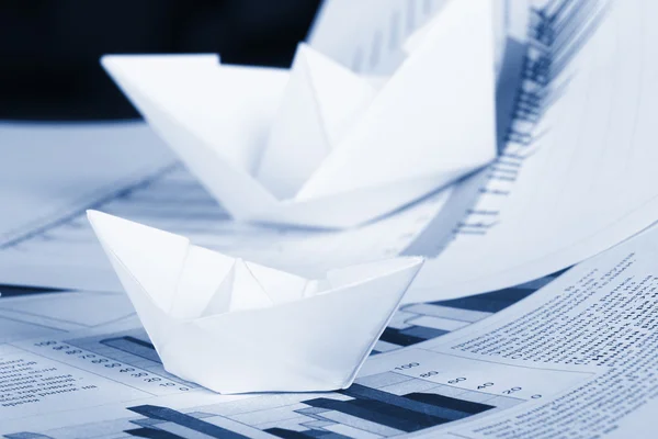 Concepto empresarial, barco de papel y documentos — Foto de Stock