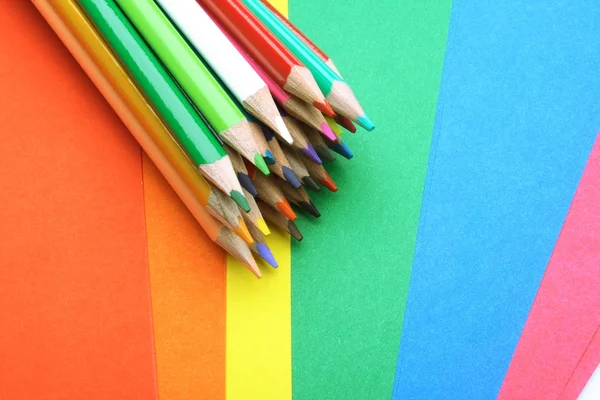 Renkli arka plan üzerinde renkli kalemler — Stok fotoğraf