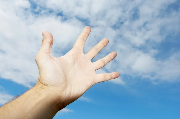 Hand sträcks mot himlen — Stockfoto