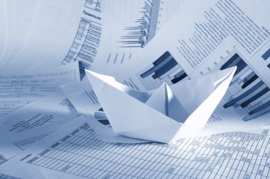 İş konsepti, kağıt tekne ve belgeler