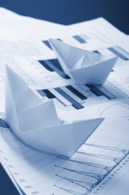 İş konsepti, kağıt tekne ve belgeler