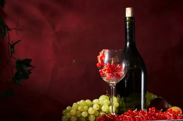Vidro e garrafa de vinho — Fotografia de Stock
