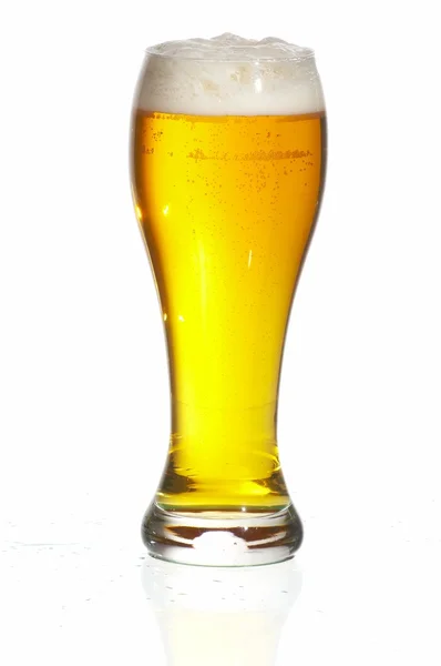 Verre de bière gros plan avec mousse sur fond blanc — Photo