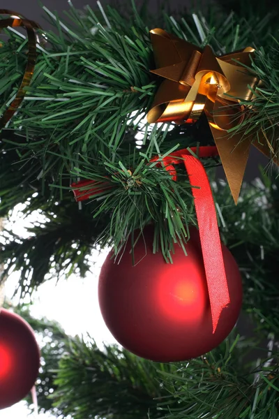 Punaiset pallot roikkuvat joulukuusesta — kuvapankkivalokuva
