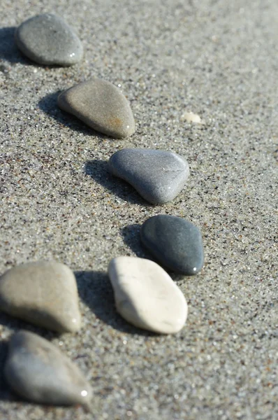 Камені на піску в морі, галька — стокове фото