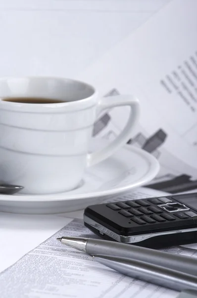 Csésze kávé, egy reggel papír üzleti hírek — Stock Fotó