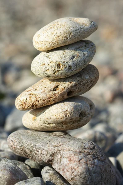 Pedras combinadas em uma pirâmide, zen — Fotografia de Stock