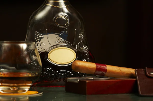 经典干邑瓶、 雪茄 — 图库照片