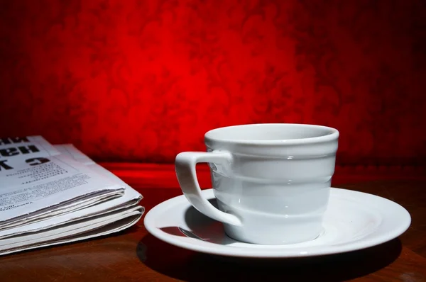 Кофе и новости — стоковое фото